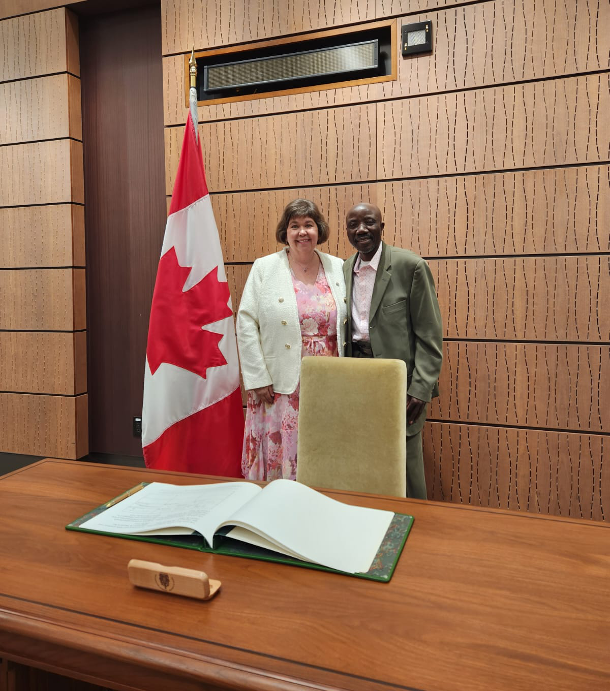 La série continue, une autre voix engagée prête serment au Parlement canadien